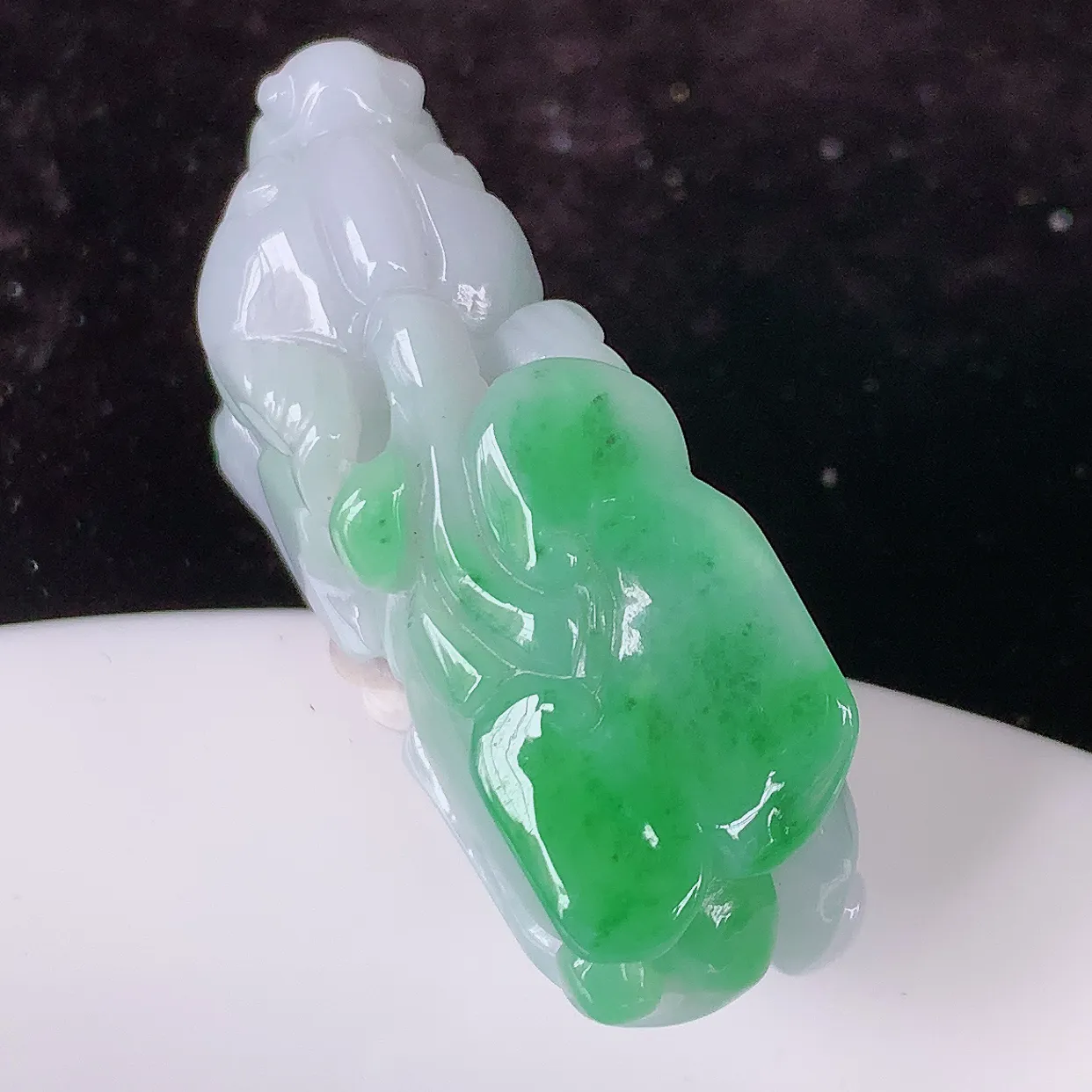 自然光实拍，冰润春带彩翡翠招财貔貅吊坠，民间有“一摸貔貅运程旺盛，再摸貔貅财运滚滚，三摸貔貅平步青云 ”的美好祝愿。#81.24
