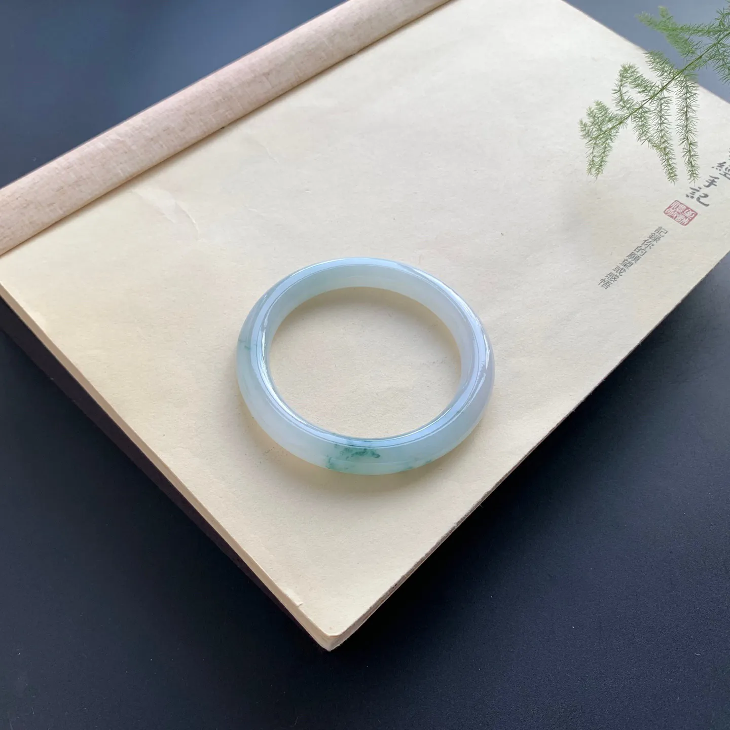 56圈口飘花圆条手镯 尺寸：56-9-9.7，无纹裂，花色灵动，条形饱满