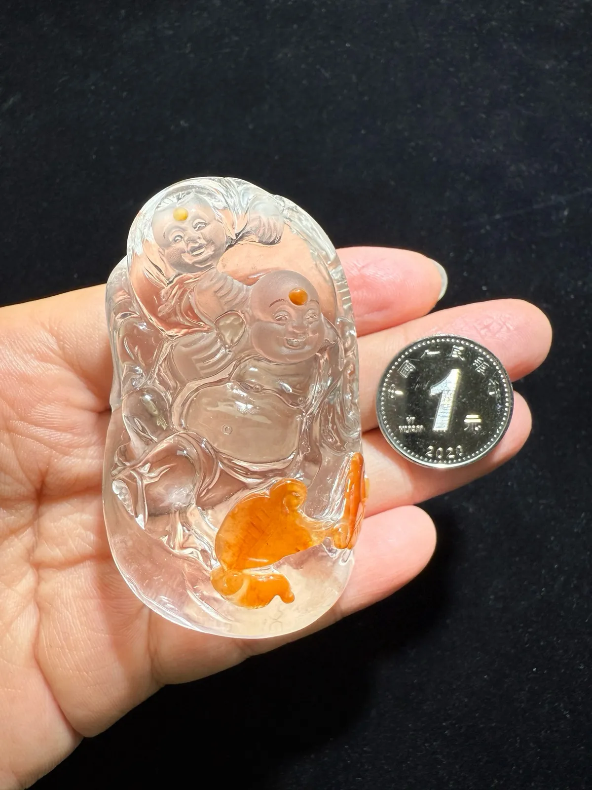 【童子戏佛】天然俏色红黄兔毛童子戏佛水晶吊坠手把件，红红火火 雕工精湛奢华，招桃花，促姻缘，稳固婚姻颜色非常鲜艳实物颜色更漂亮！规格：65.6*41.1*26mm