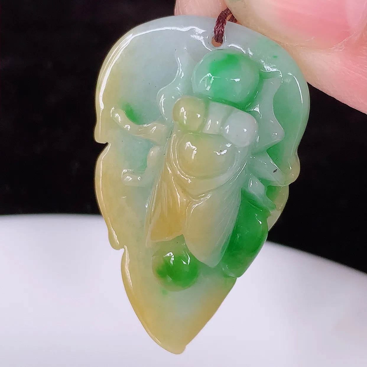 自然光实拍，水润黄加绿翡翠招财金蝉吊坠，翠色灵动，玉质细腻，颜色漂亮，品相佳， 佩戴佳品！#87.19