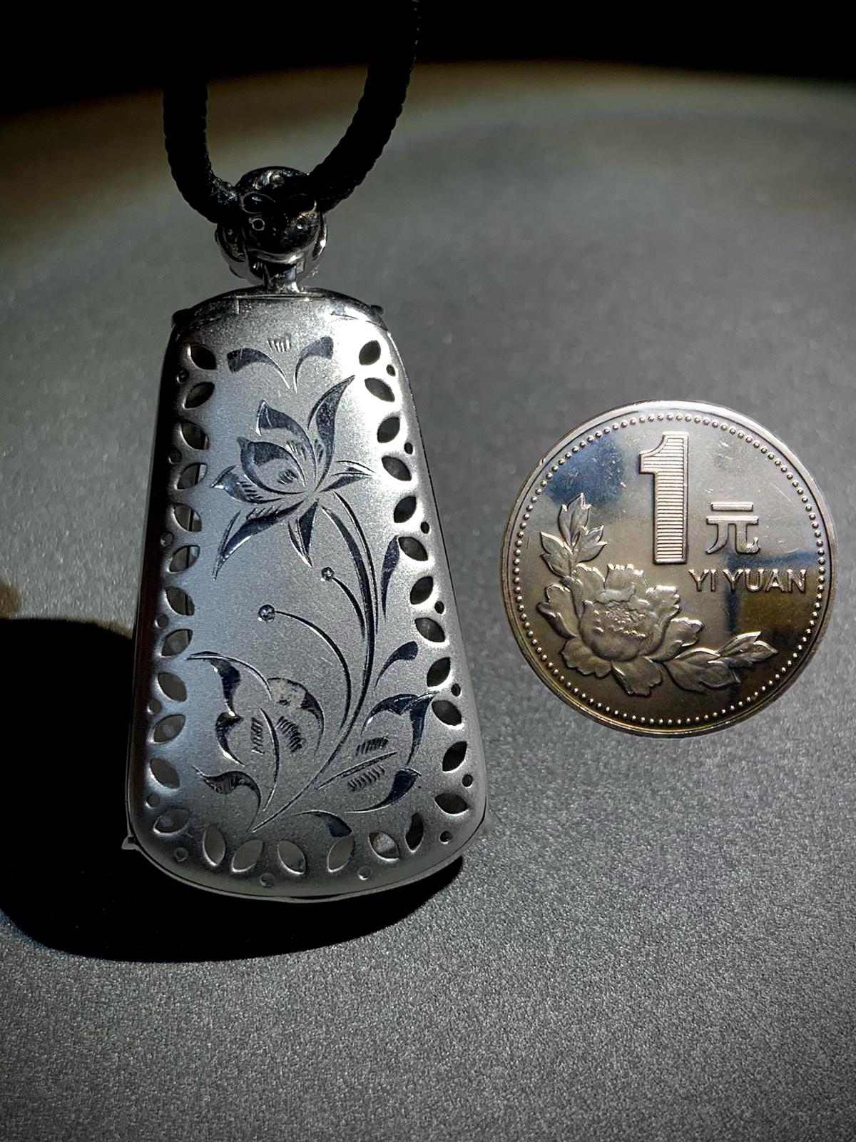 缅甸翡翠，蓝水自在观音菩萨，拈珠静思，
裸石39.5-22.5-3mm，
整体47.2-23.8-7mm，
18K金，南非钻，