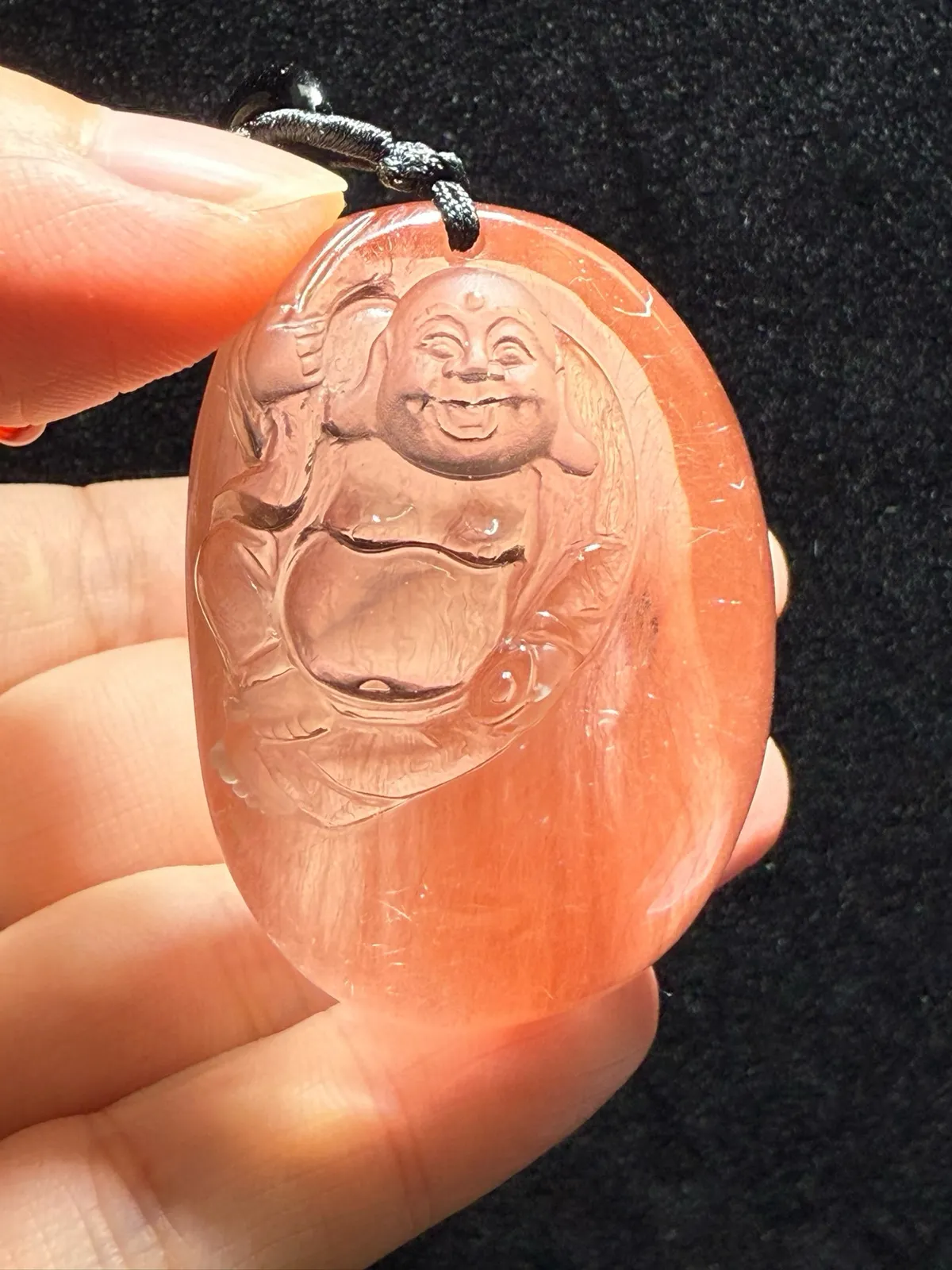 精品红发晶吊坠 天然红发晶顺发弥勒佛吊坠[合十][合十] 天然原色，雕工精湛，佛公容貌饱满圆润，