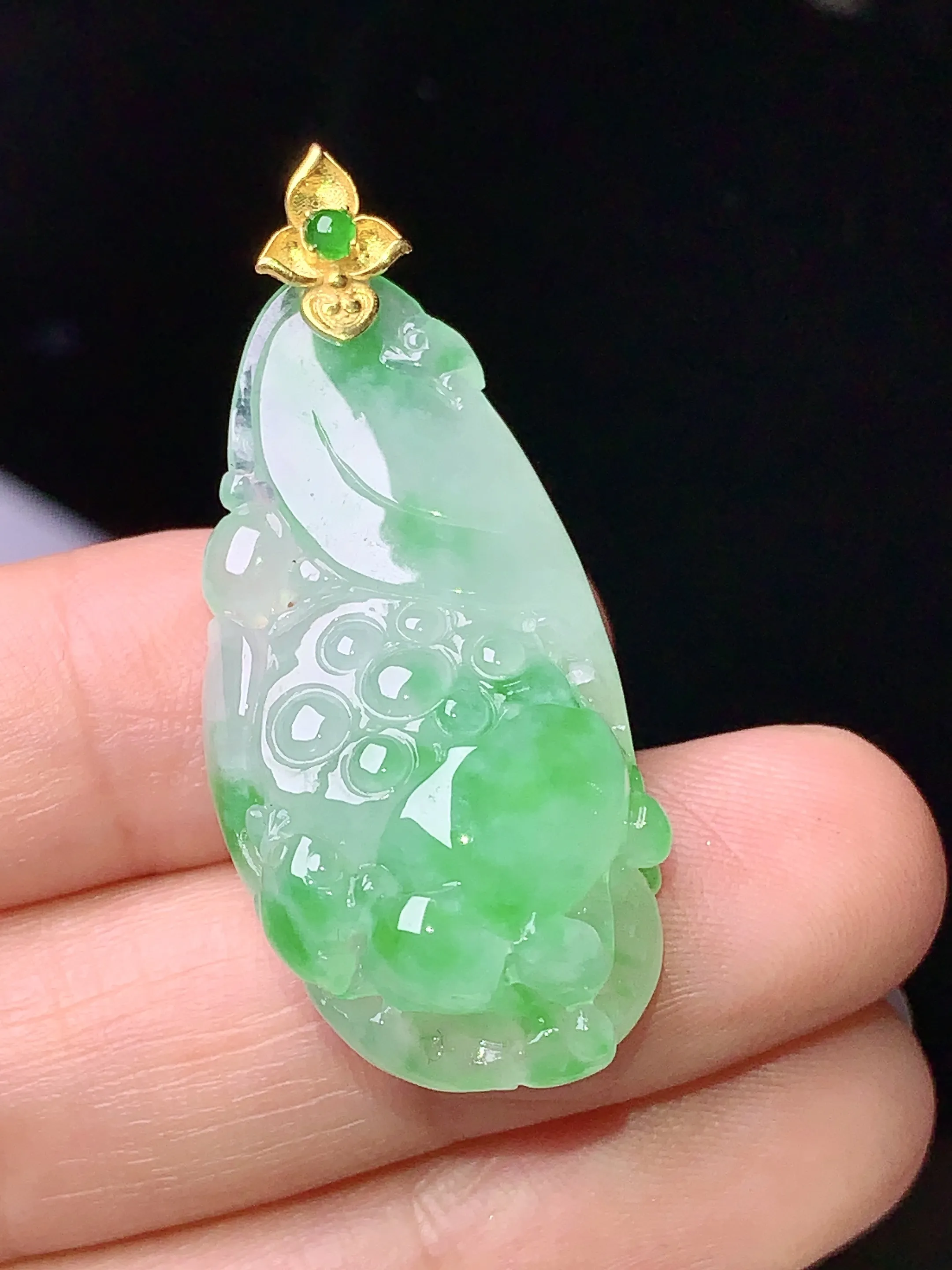 18k金镶嵌飘绿雕花花件吊坠 玉质细腻 色泽清新艳丽 整体尺寸40*17.3*10