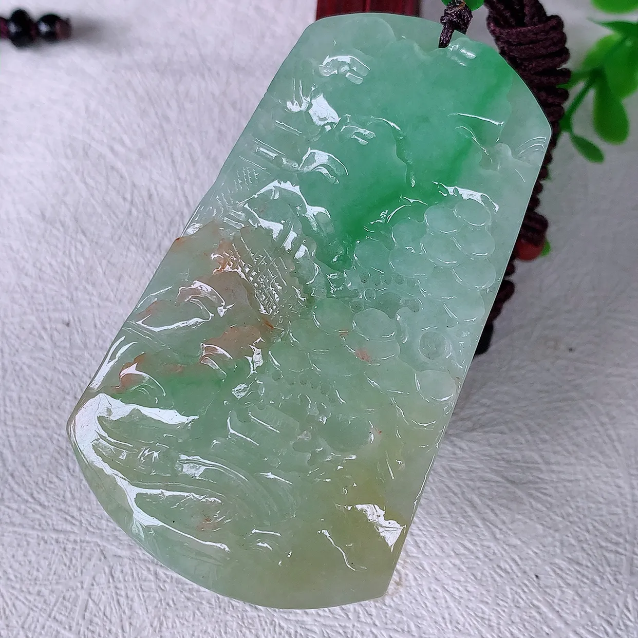 自然光实拍，冰润黄加绿翡翠山水牌吊坠，翡翠山水，立体生动形象，山水素材布局合理，意境感佳，佩戴上身效果更高贵 #46.24