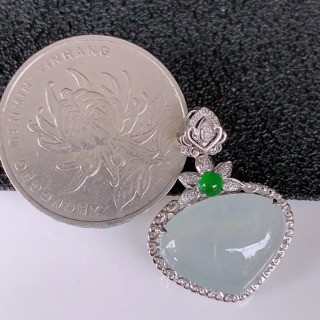 自然光实拍，18k金镶嵌冰种雪花棉翡翠爱心吊坠，冰胶饱满，起荧光，造型精美别致，送礼或自留佳选！#00.19整体25*19*7.8裸裸16*12.5mm