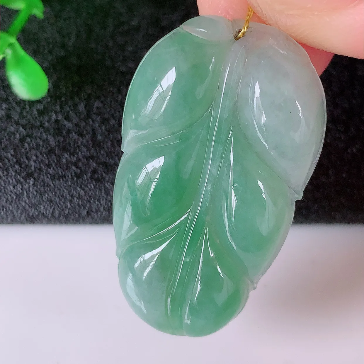 自然光实拍，冰飘绿翡翠叶子吊坠 ，种水足，色泽清新，工艺精湛，叶子寓意美好；金枝玉叶，事业有成。#0