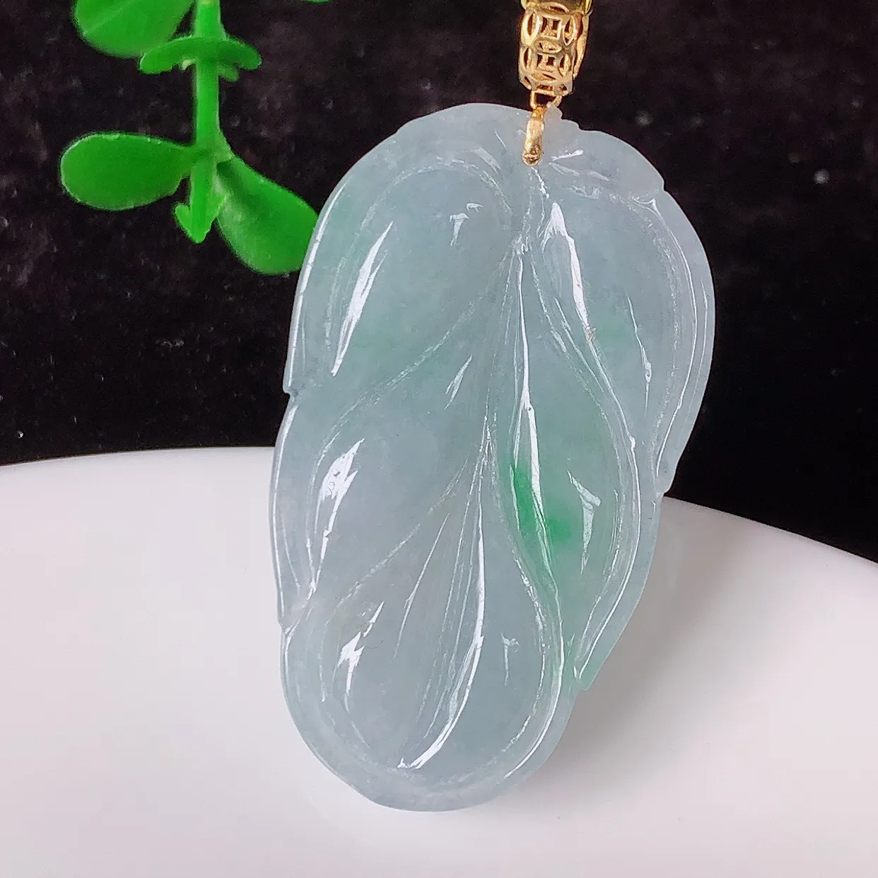 18K金镶嵌冰润春带彩翡翠叶子吊坠，玉质细腻，时‮大尚‬方，款式经典，佩戴优雅高贵上档次！#35.24