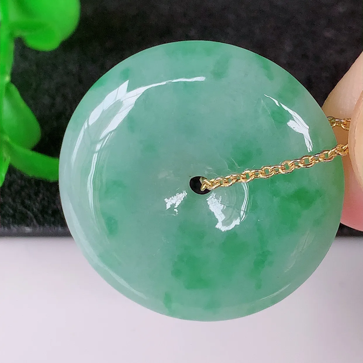 自然光实拍，冰润飘绿翡翠平安扣吊坠，种老水足，雕工精湛 ，寓意美好，佩戴时尚出众！#57.24