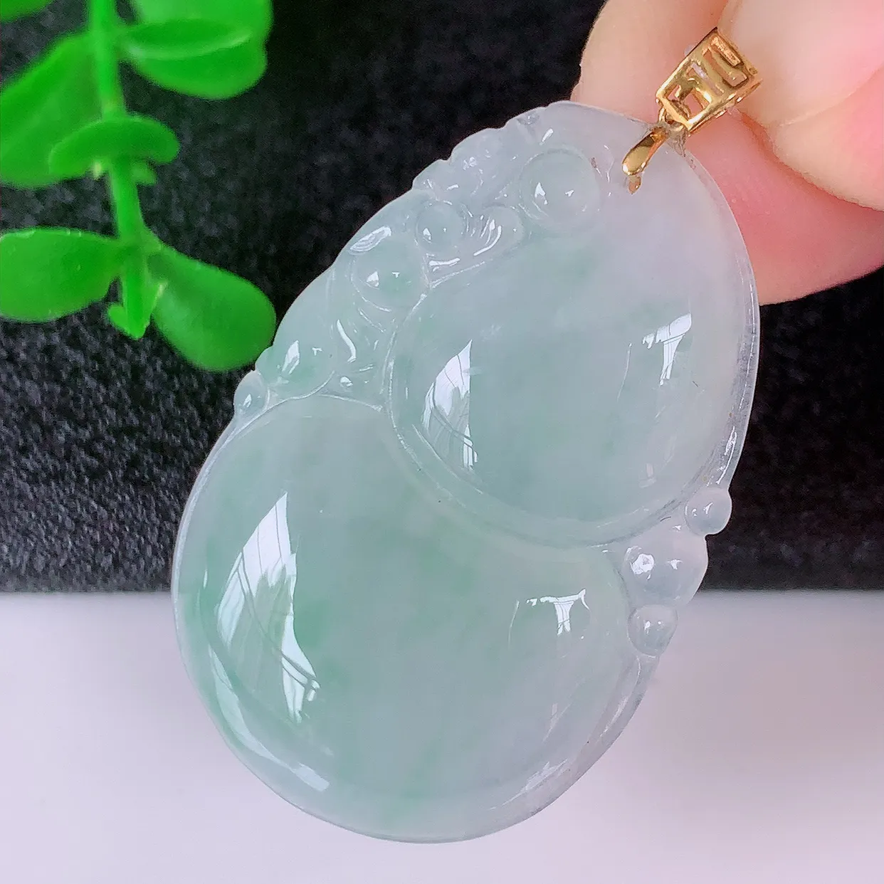 18K金镶嵌冰种飘花翡翠葫芦吊坠，葫芦寓意福禄双全，财源滚滚，佩戴效果优雅迷人！#49.24