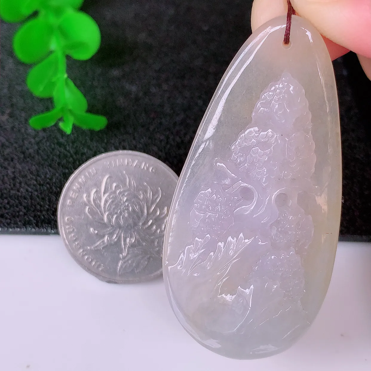 自然光实拍，冰黄翡双彩翡翠山水牌吊坠，翡翠山水牌，寓意“常青、背靠大山、水（财）长流、平安之意”生机盎然的翠意，一眼既心醉，雕工精致，佩戴效果优雅迷人！#60.24