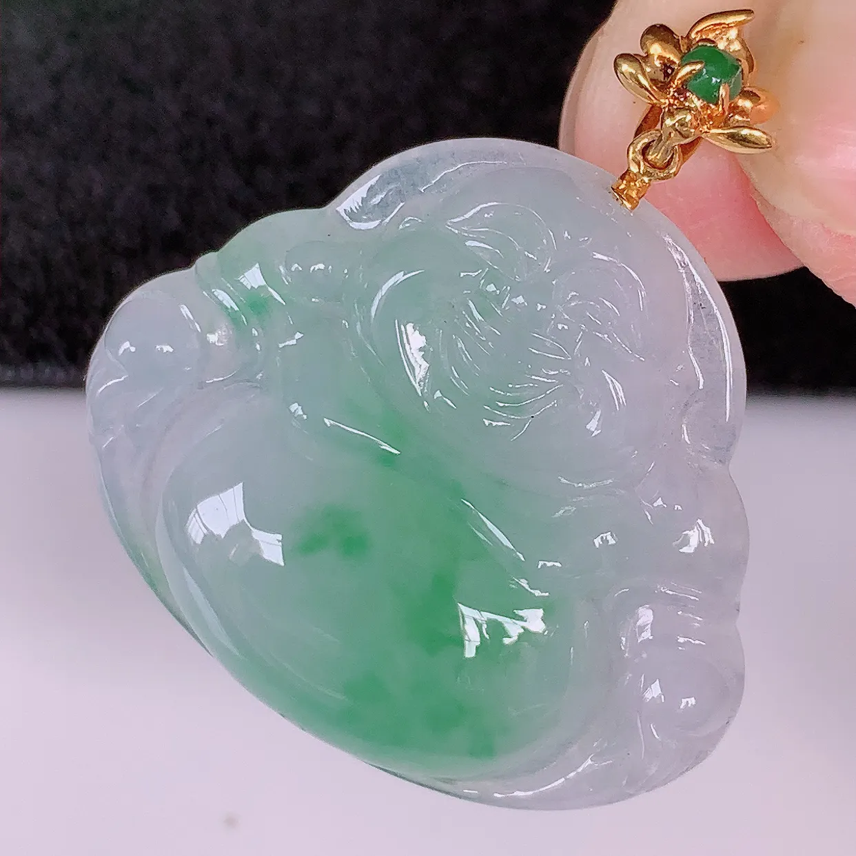 自然光实拍，18K金镶嵌冰种飘绿翡翠佛公吊坠，冰透饱满， 佛公亦保平安，寓意有福（佛公）相伴，品相佳
