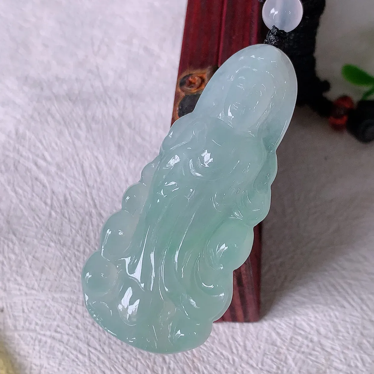 自然光实拍，冰种飘花翡翠观音菩萨吊坠，赐福观音，玉润通透，慈祥端庄！#46.22