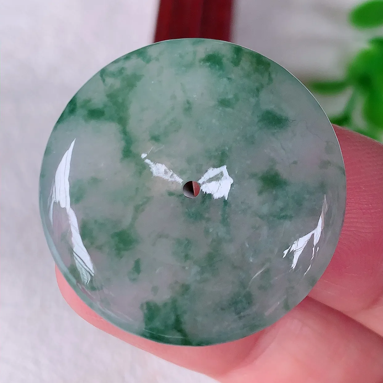 自然光实拍，冰种飘花翡翠平安扣吊坠，玉扣，平安是福；很美的料子，平安扣佩戴优雅迷人！#60.24