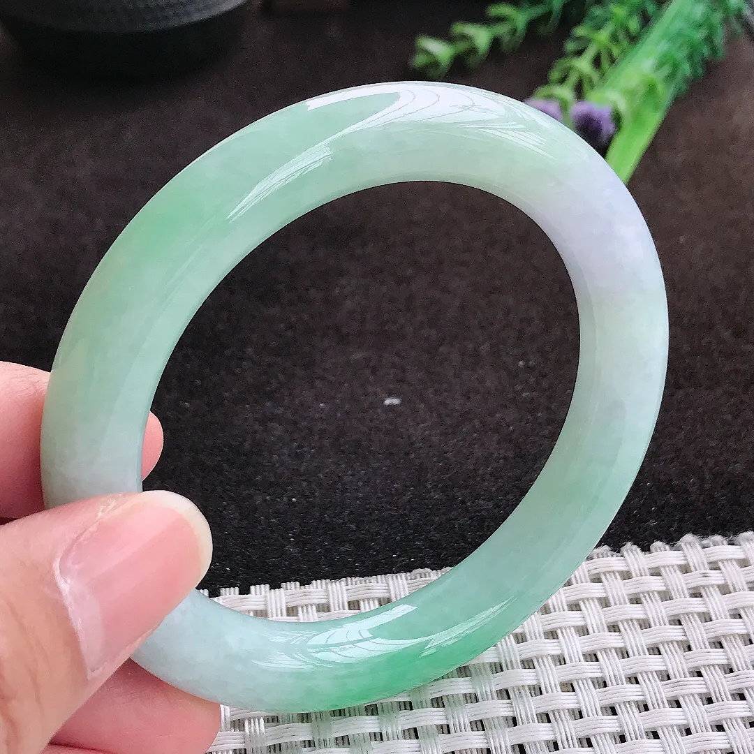 自然光56.5/10.2/10老坑精美温润飘绿圆条手镯翡翠玉镯手环