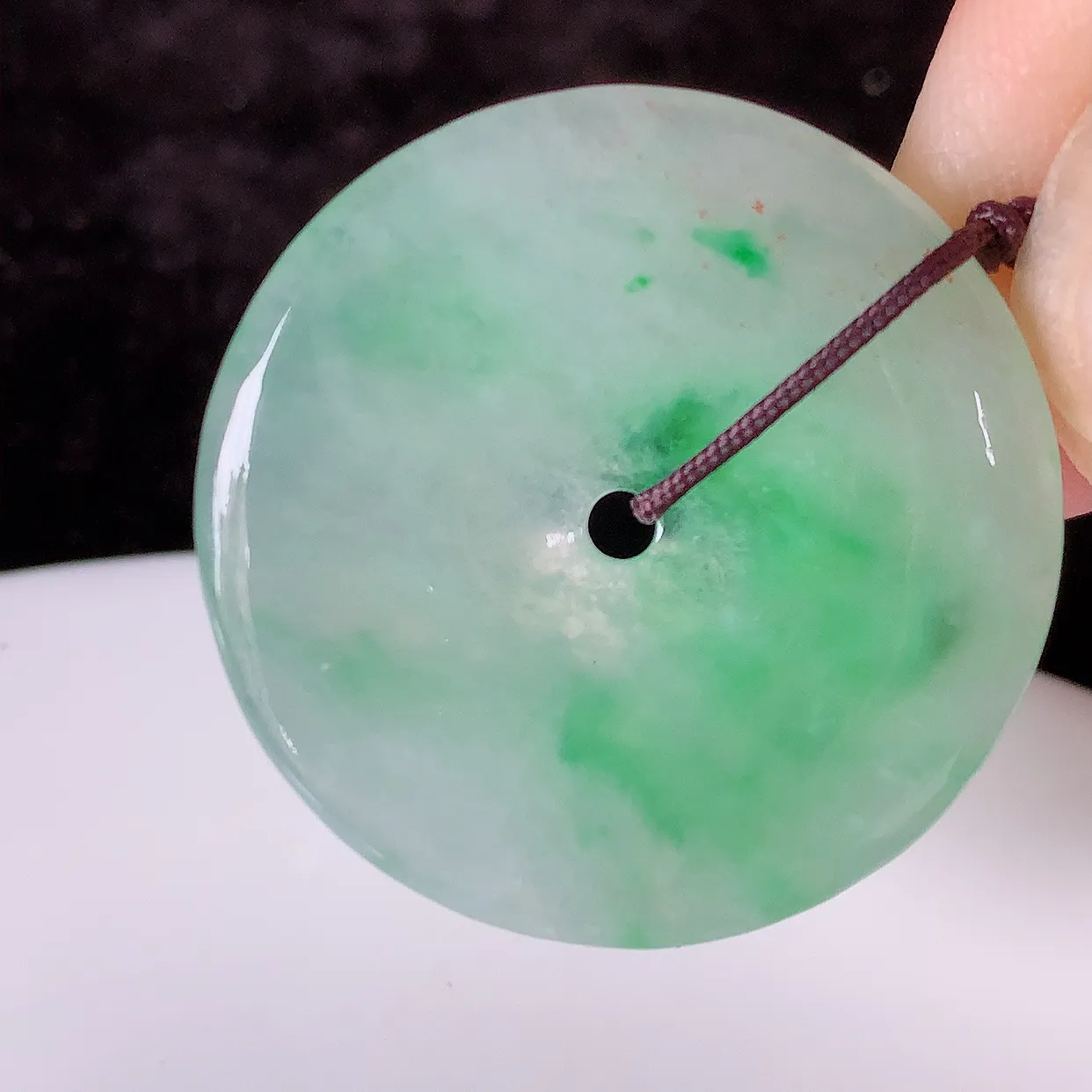 自然光实拍，冰种飘阳绿翡翠平安扣吊坠，平平安安，种水很好，配戴精美！#41.22