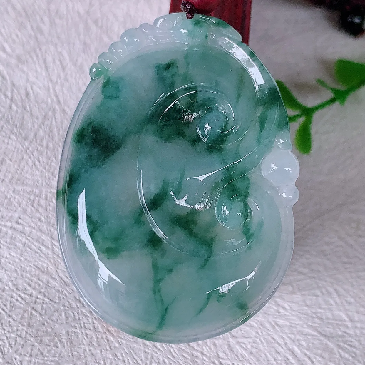 自然光实拍，大件冰飘花翡翠如意吊坠，冰透，翠色灵动，饱满，万事如意，如意一生，配戴精美！#46.24