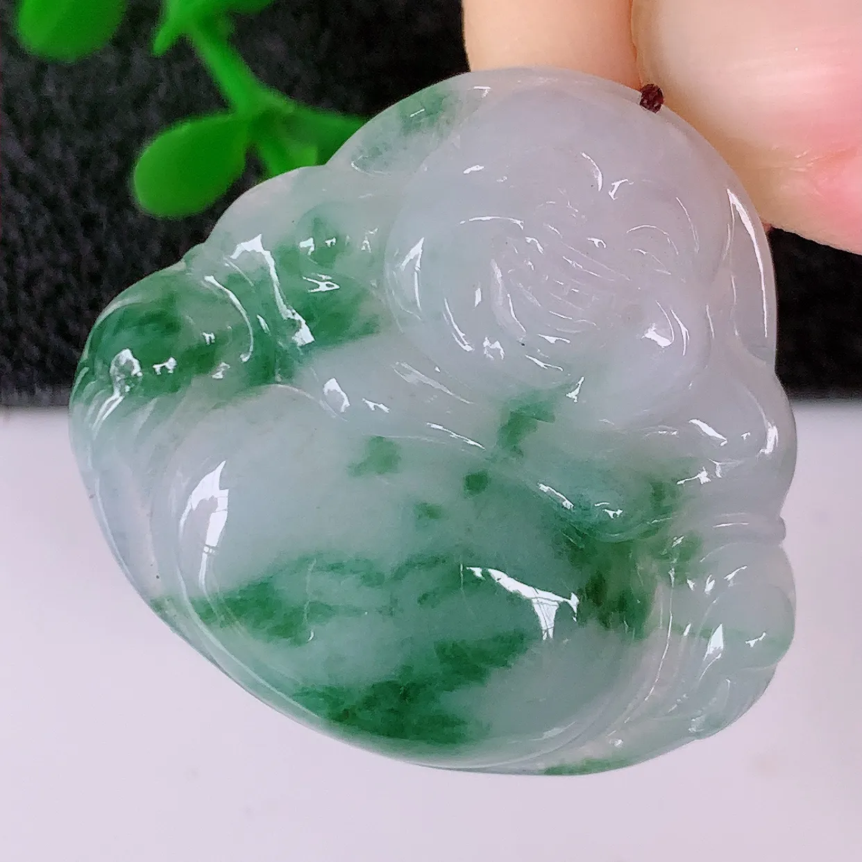 自然光实拍，冰飘花翡翠佛公吊坠，玉笑佛，饱满，开脸喜庆，配戴优雅迷人！#57.24