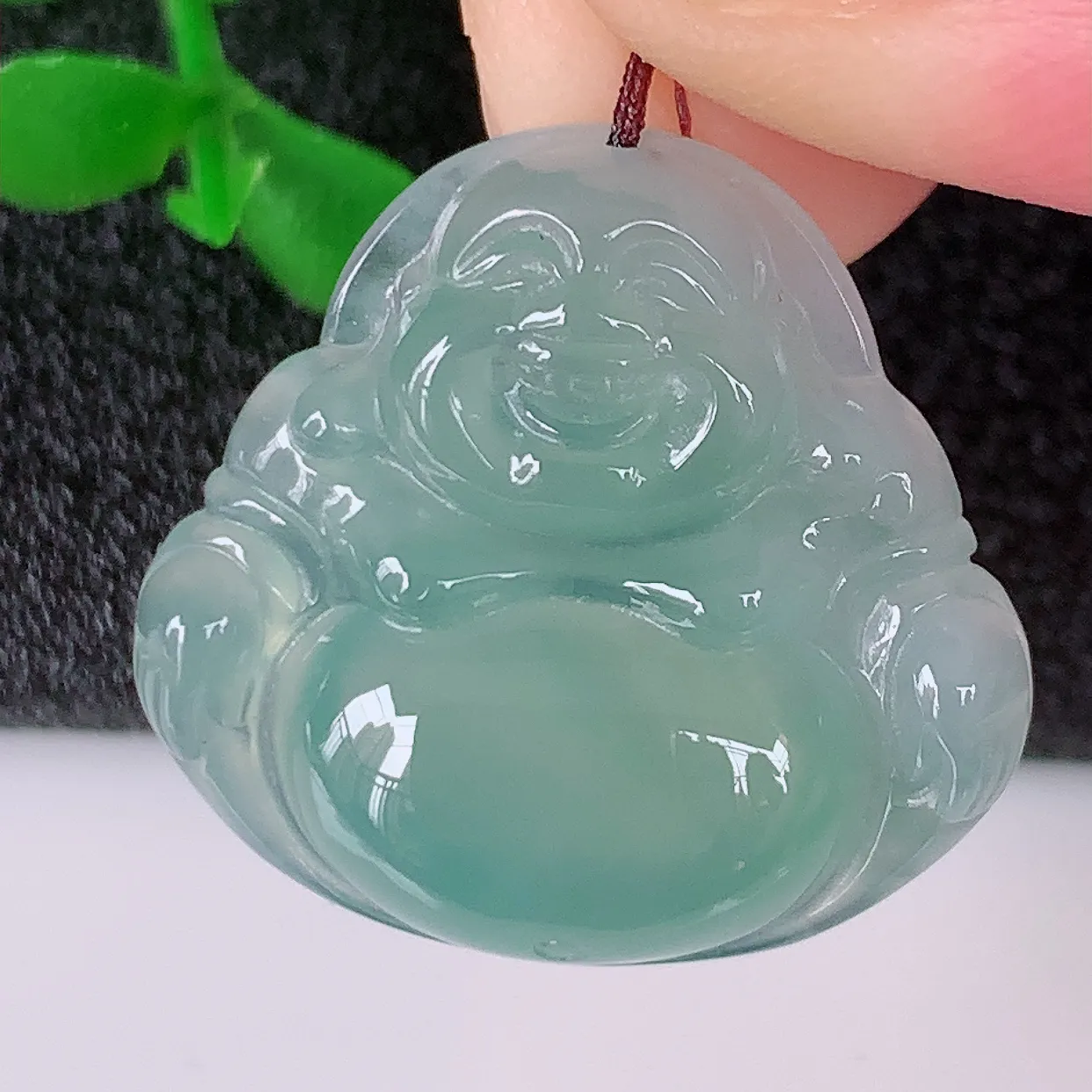 自然光实拍，冰种翡翠佛公，水灵起胶，翠色迷人，佛公在心中，一生平安，饱满圆润，开怀大笑佛公，配戴灵气