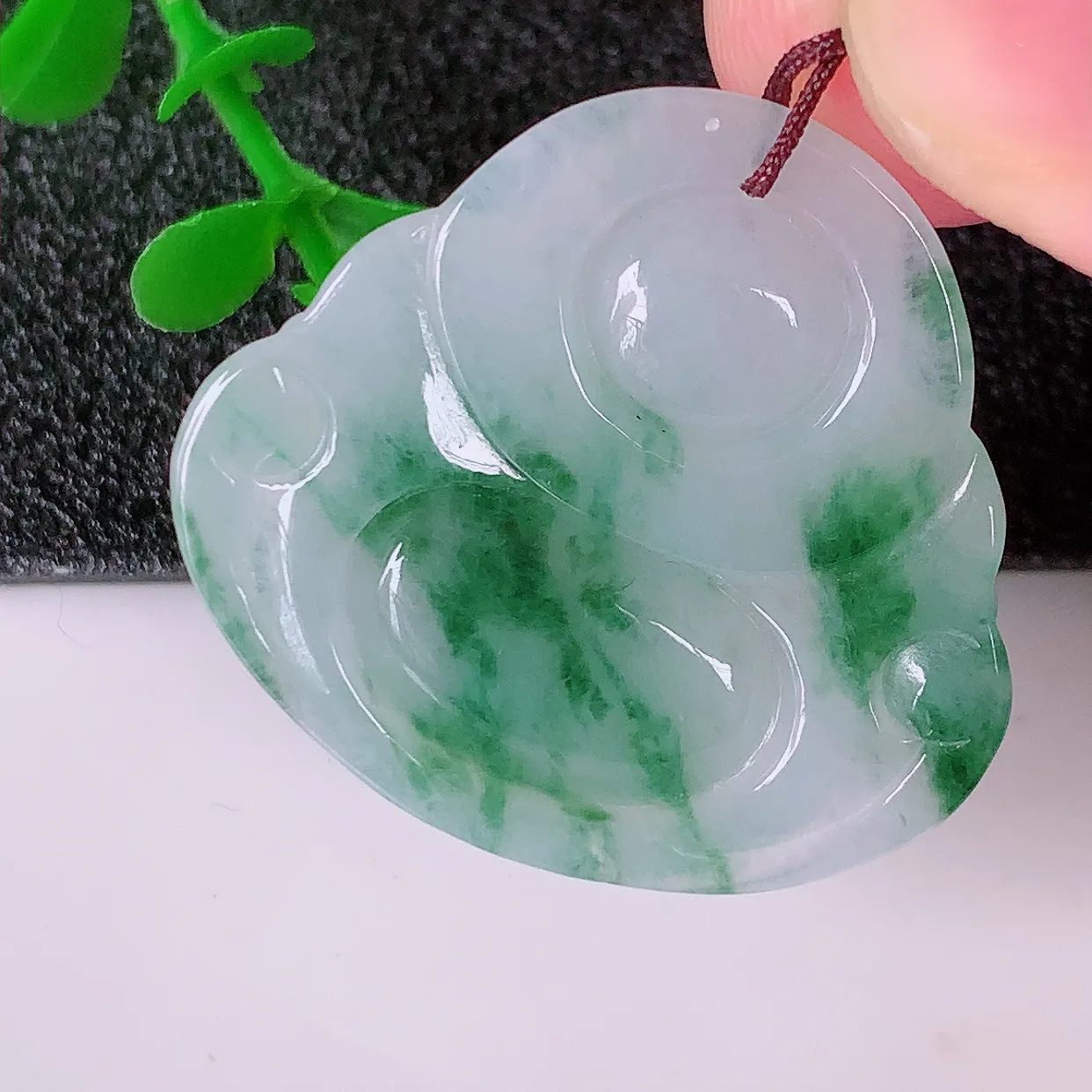 自然光实拍，冰飘花翡翠佛公吊坠，玉笑佛，饱满，开脸喜庆，配戴优雅迷人！#57.24