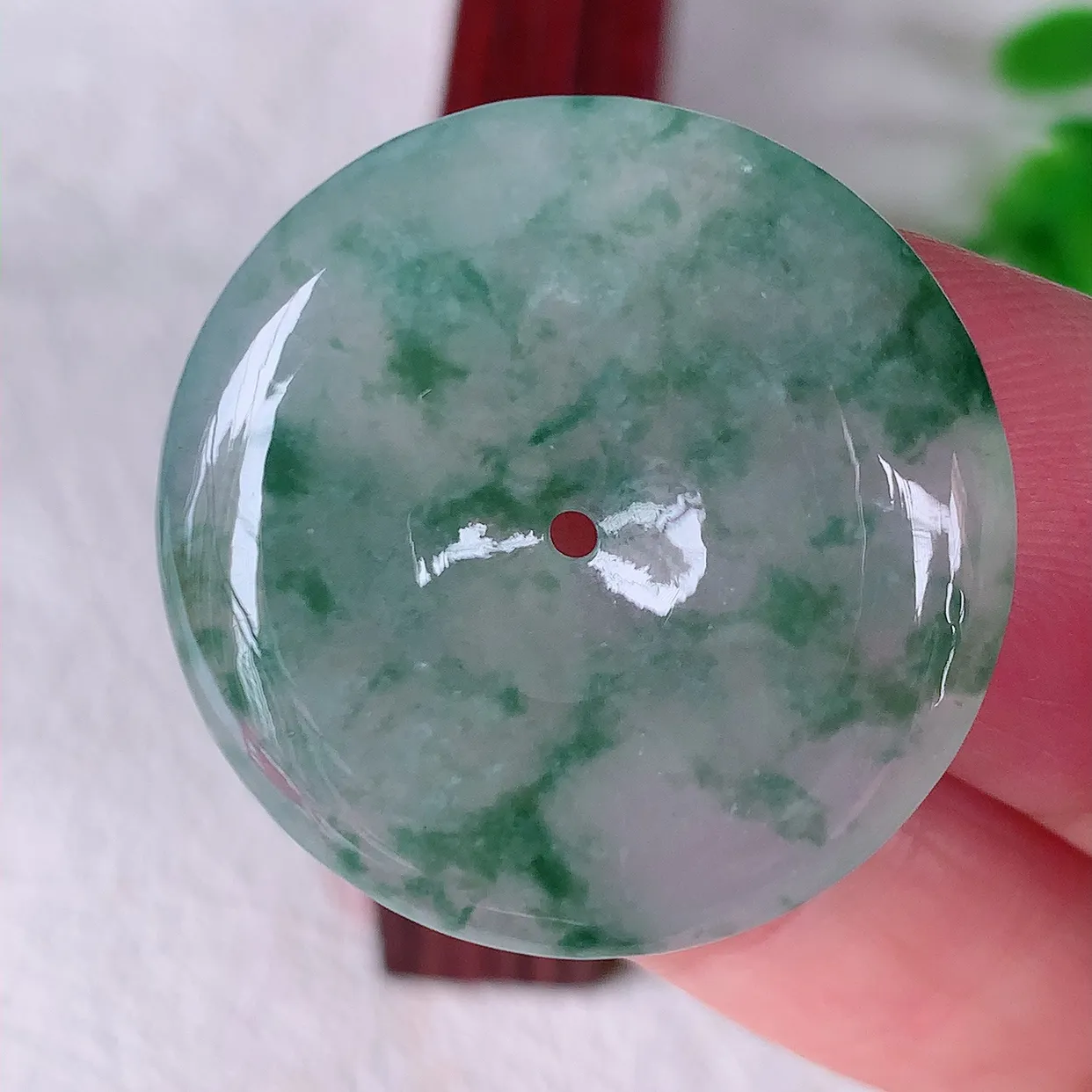 自然光实拍，冰种飘花翡翠平安扣吊坠，玉扣，平安是福；很美的料子，平安扣佩戴优雅迷人！#60.24
