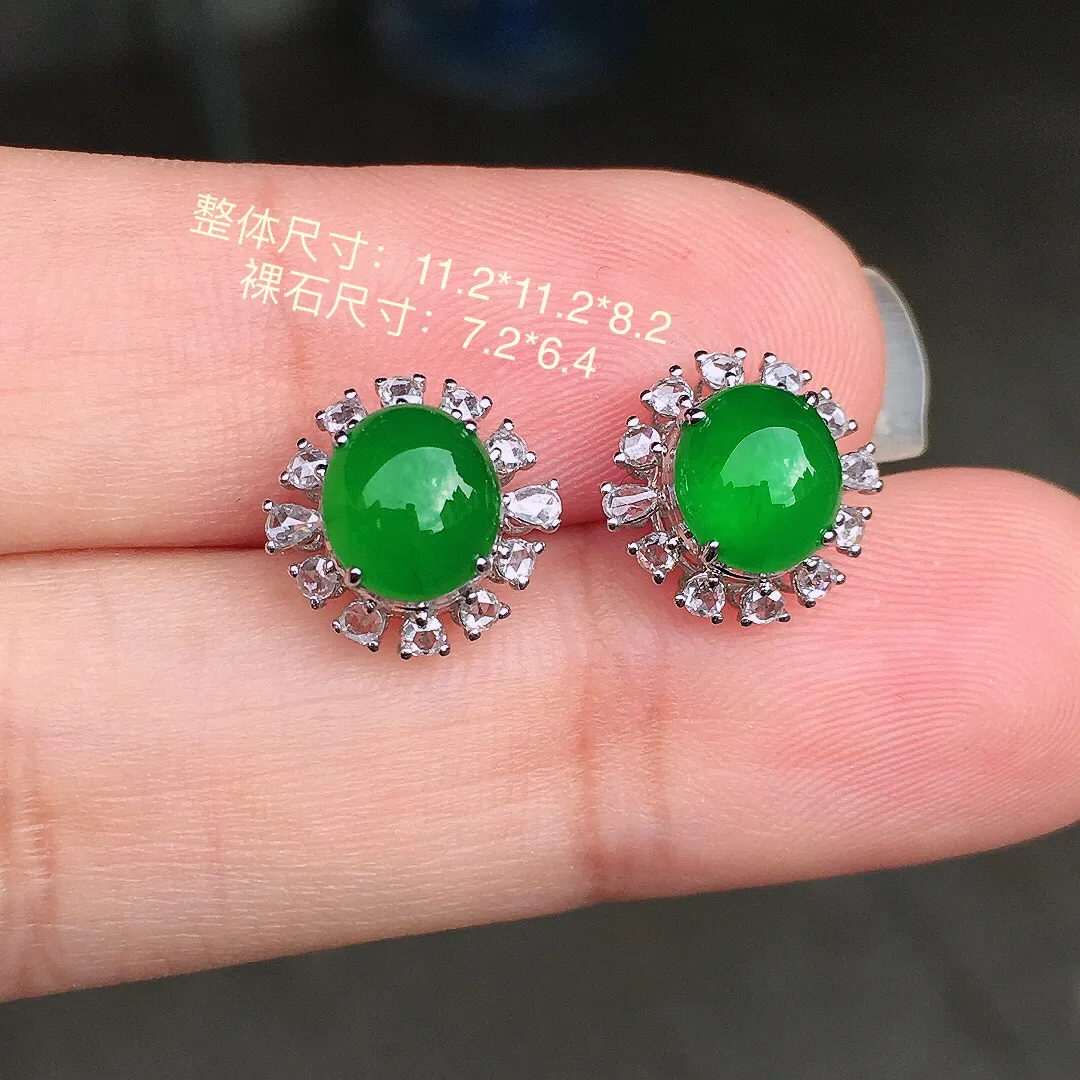 阳绿蛋面耳钉，色泽均匀艳丽，玉质细腻，荧光感超
强，饱满圆润，尽显优雅气质，18k
金豪华镶嵌