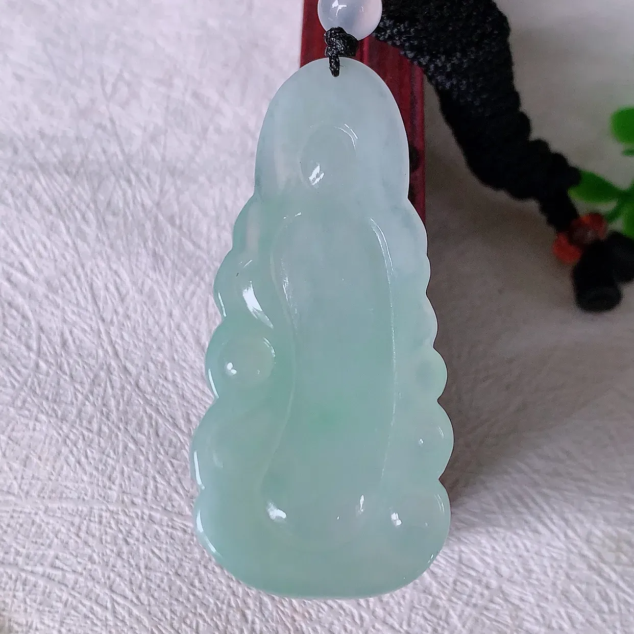 自然光实拍，冰种飘花翡翠观音菩萨吊坠，赐福观音，玉润通透，慈祥端庄！#46.22