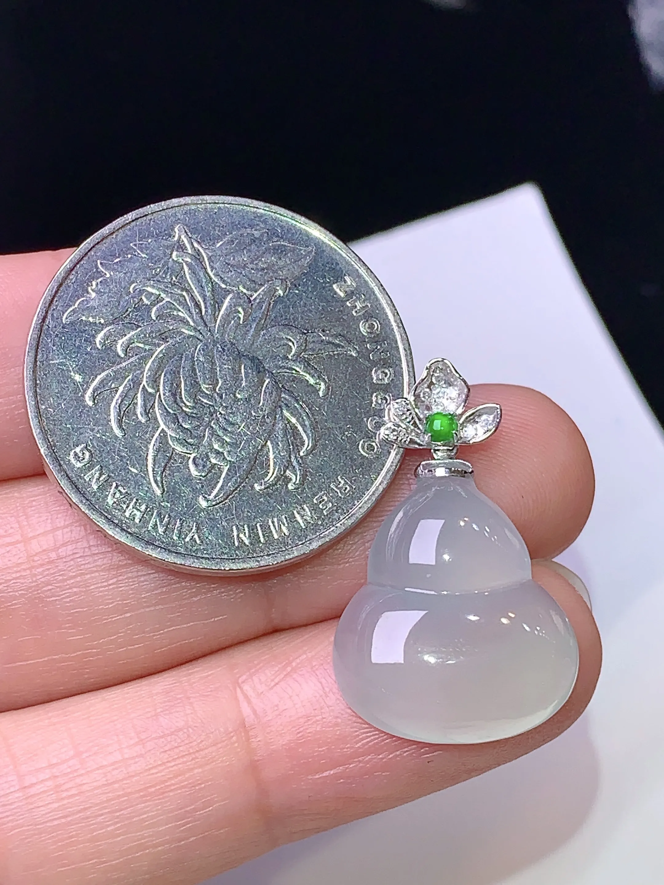 18k金钻镶嵌冰种葫芦吊坠 玉质细腻 色泽清新艳丽 整体尺寸24*15.3*5