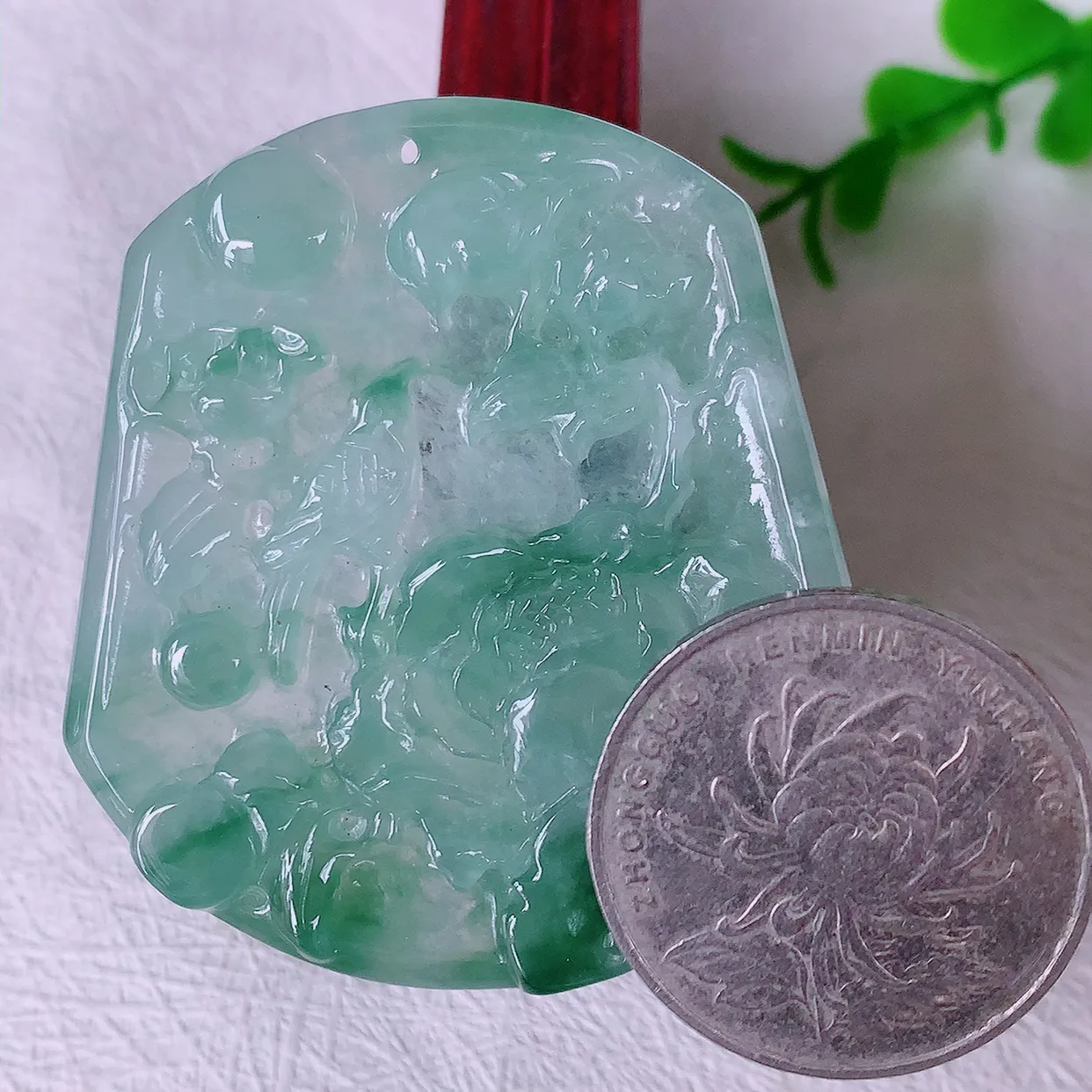 自然光实拍，冰种飘花翡翠喜上眉梢吊坠，时人之家，闻鹊声皆以为喜，故谓喜鹊报喜。”题材有喜上眉梢，双喜临门，花开富贵的美好意义。性价比超值！#46.19