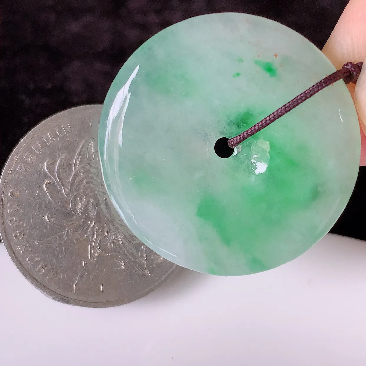 自然光实拍，冰种飘阳绿翡翠平安扣吊坠，平平安安，种水很好，配戴精美！#41.22