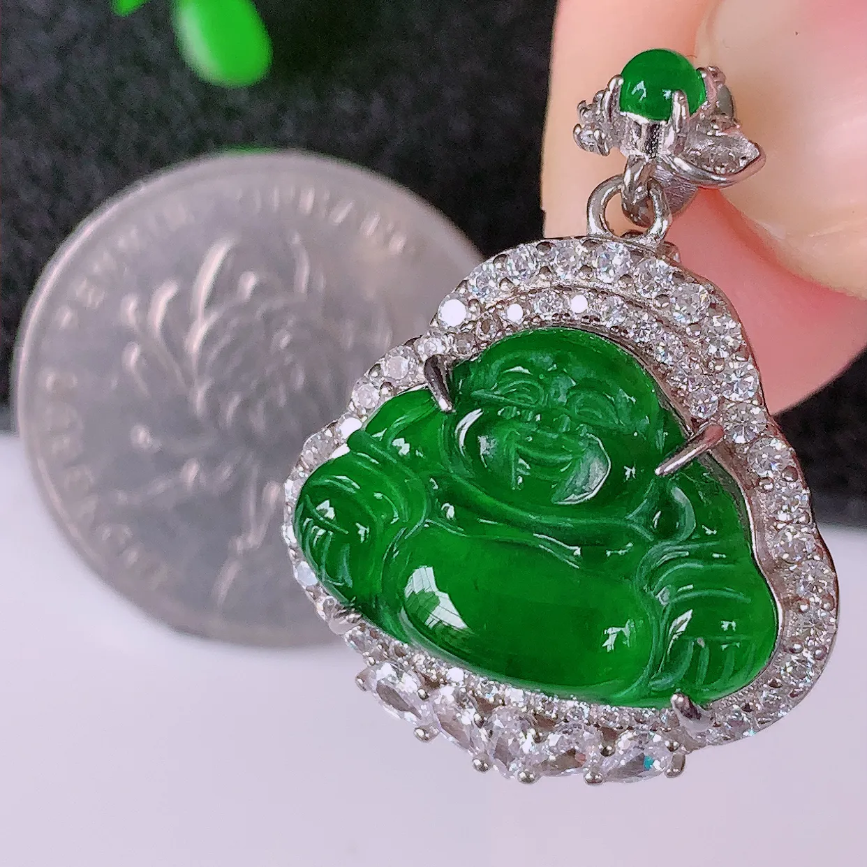 冰透满绿翡翠925银镶嵌吊坠，自然光实拍，翠色灵动，颜色漂亮，种老水足，品相佳，佩戴佳品！#98.24整体27.5*21.5*9.6裸石18*13