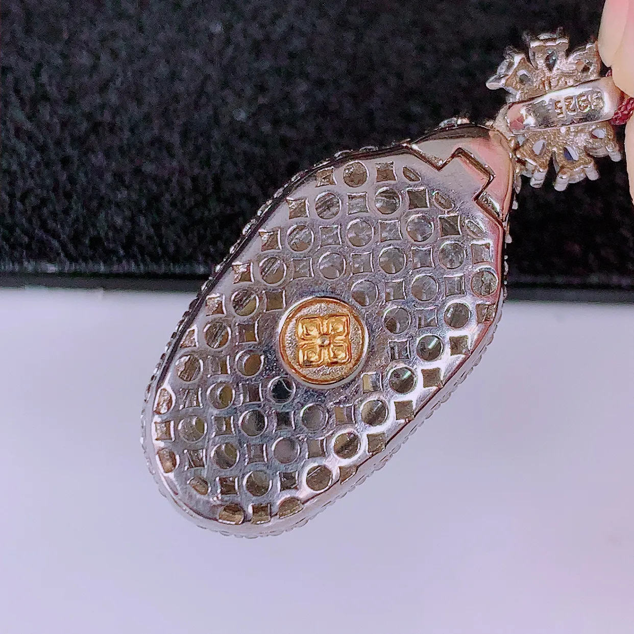 冰透满绿翡翠925银镶嵌叶子吊坠，自然光实拍，翠色灵动，颜色漂亮，种老水足，品相佳，佩戴佳品！#97.22整体37.5*15.8-8裸23*13