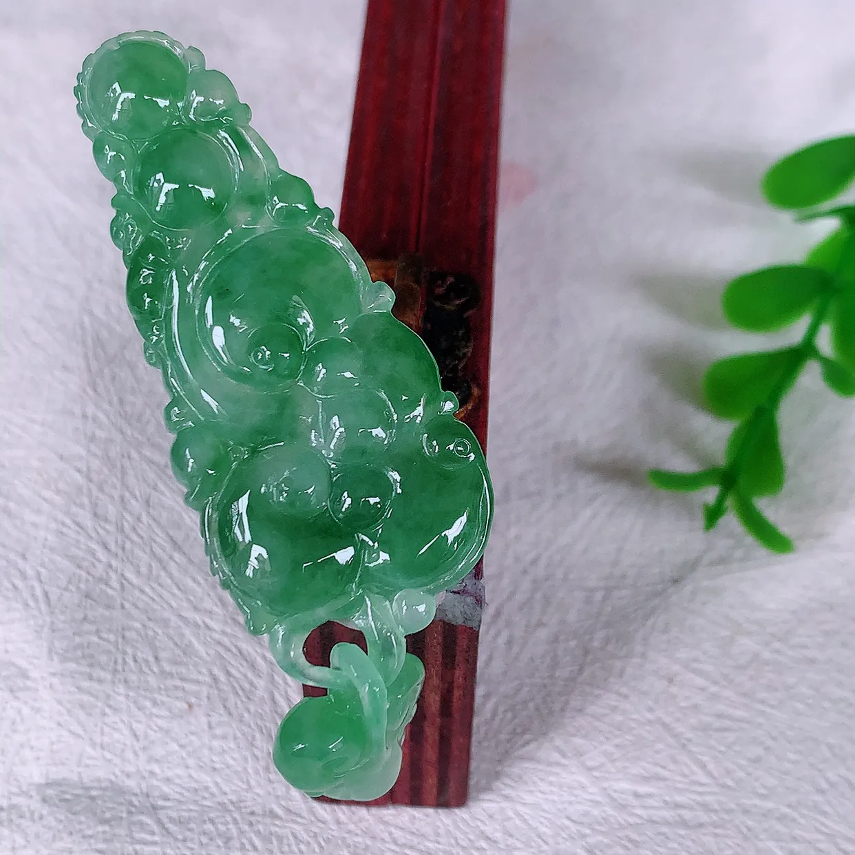 自然光实拍，冰飘花翡翠如意吊坠，冰透，翠色灵动，饱满，万事如意，如意一生，配戴精美！#01.19
