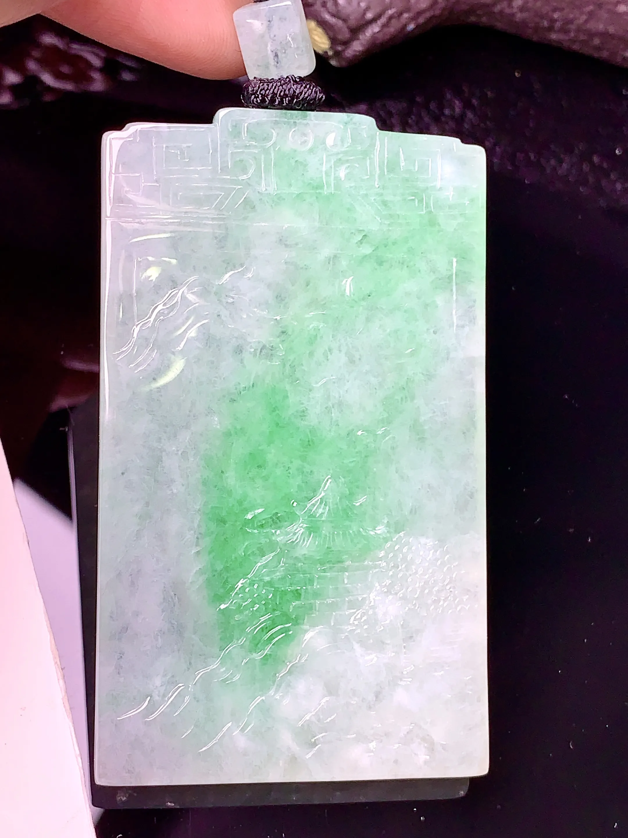 飘绿山水吊坠 玉质细腻 色泽清新艳丽 整体尺寸57*33.5*5.2