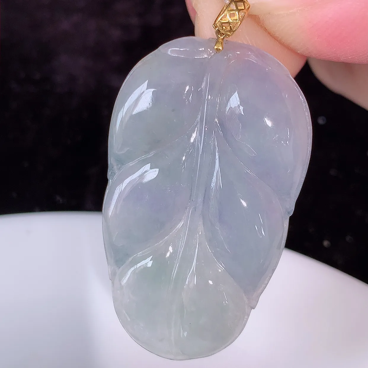 18K金镶嵌冰紫罗兰翡翠叶子吊坠 ，种水足，色泽清新，工艺精湛，叶子寓意美好；金枝玉叶，事业有成。#49.22