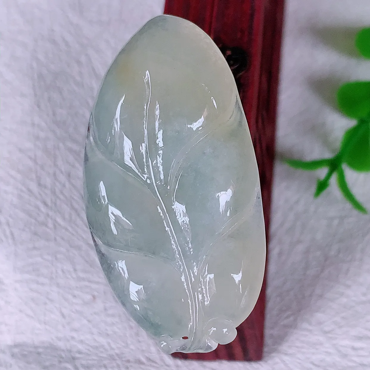 自然光实拍，冰种黄翡事业有成叶子翡翠吊坠，莹润且起胶，叶子清秀优雅， 佩戴大业有成！#01.19