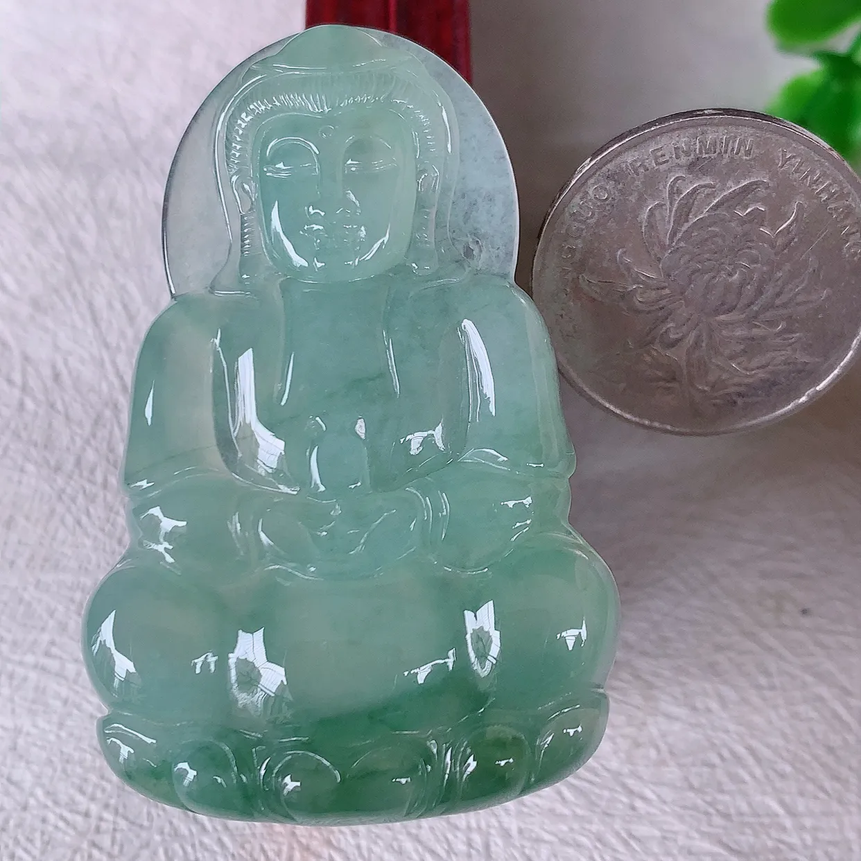 自然光实拍，冰种飘花翡翠观音吊坠，赐福翡翠观音，冰透，观音面相慈祥，雕琢细致，佩戴气质！#60.24