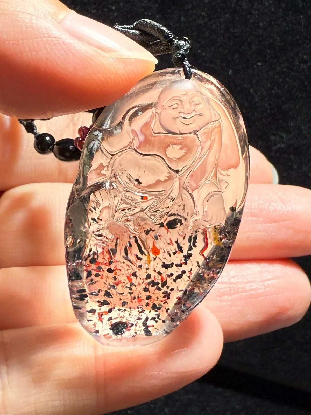 天然金草莓晶弥勒佛吊坠，金草莓笑佛吊坠，草莓晶云母片共生、籽大、晶体干净、金光闪闪，工笔流畅。容貌饱满圆润，姿态端庄秀美，慈眉善目，救苦救难普渡众生，寓意事事如意、康乐吉祥、平安长寿、子孙绵延、安定人心。规格：44*26.1*14mm