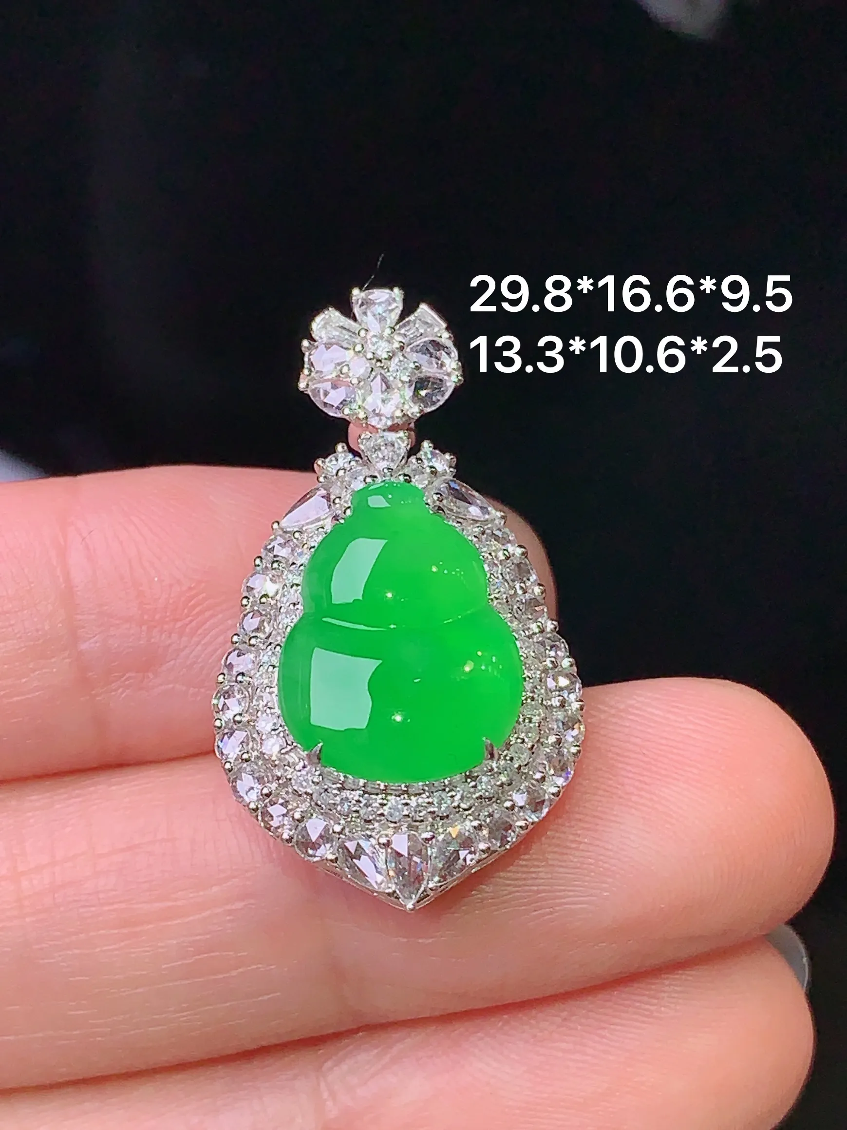 18k金钻镶嵌满绿葫芦吊坠 玉质细腻 色泽清新艳丽 整体尺寸29.8*16.6*9.5