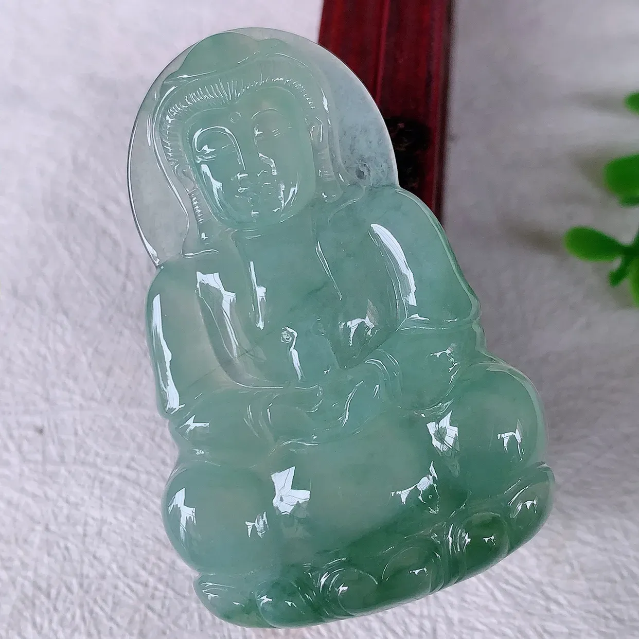 自然光实拍，冰种飘花翡翠观音吊坠，赐福翡翠观音，冰透，观音面相慈祥，雕琢细致，佩戴气质！#60.24