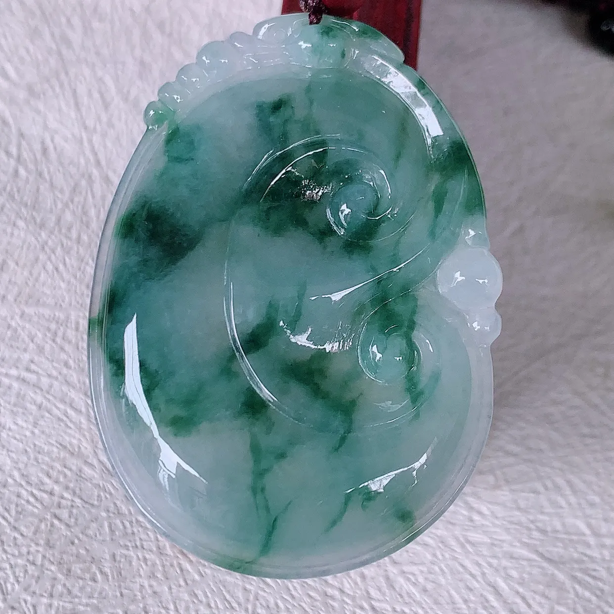 自然光实拍，大件冰飘花翡翠如意吊坠，冰透，翠色灵动，饱满，万事如意，如意一生，配戴精美！#46.24
