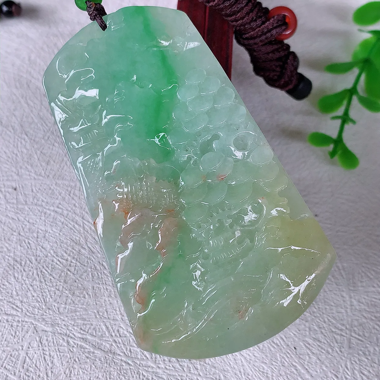 自然光实拍，冰润黄加绿翡翠山水牌吊坠，翡翠山水，立体生动形象，山水素材布局合理，意境感佳，佩戴上身效果更高贵 #46.24