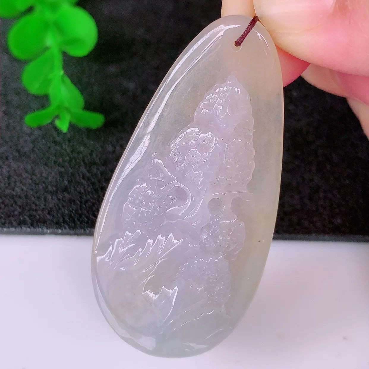 自然光实拍，冰黄翡双彩翡翠山水牌吊坠，翡翠山水牌，寓意“常青、背靠大山、水（财）长流、平安之意”生机盎然的翠意，一眼既心醉，雕工精致，佩戴效果优雅迷人！#60.24