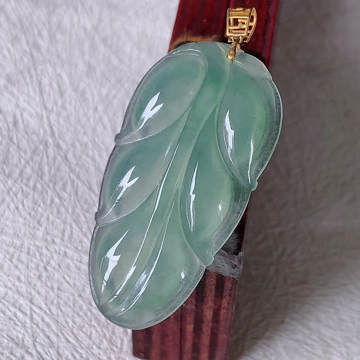 18K金镶嵌冰种翡翠事业有成叶子吊坠，种老水足，雕工精湛 ，寓意美好，佩戴时尚出众！#12.24