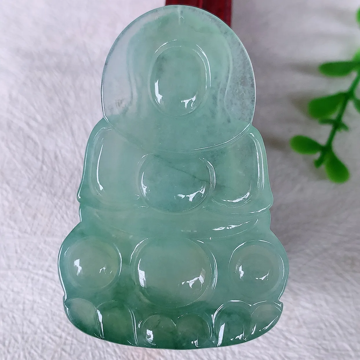 自然光实拍，冰种飘花翡翠观音吊坠，赐福翡翠观音，冰透，观音面相慈祥，雕琢细致，佩戴气质！#60.24