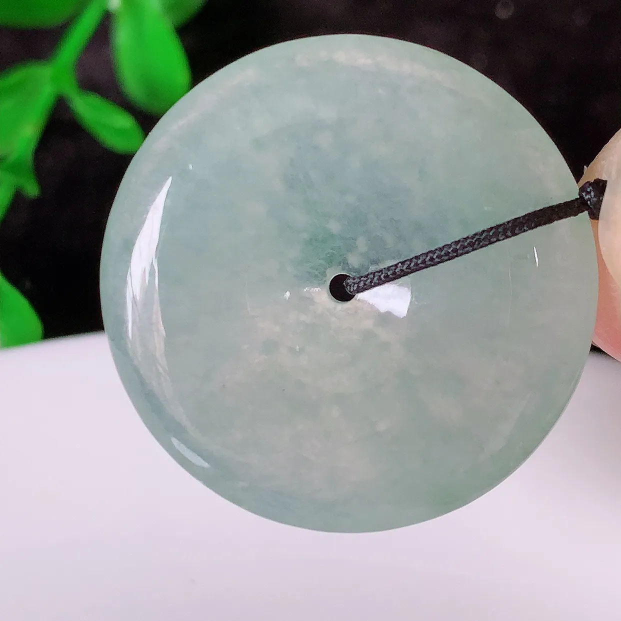 自然光实拍，冰种翡翠平安扣吊坠，形体饱满圆润，平安扣肥嘟嘟的，平平安安，种水很好，莹润通透，冰胶感十足，起光泽。配戴精美！#41.22