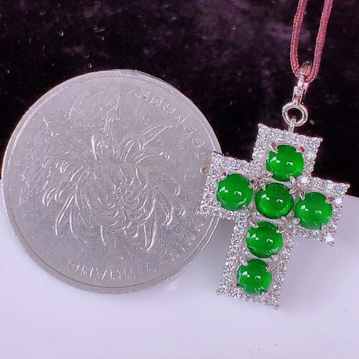 冰透满绿翡翠925银镶嵌十字架吊坠，自然光实拍，翠色灵动，颜色漂亮，种老水足，品相佳，佩戴佳品！#97.22整体27.5*15.5*4.6裸石3.8*3.8