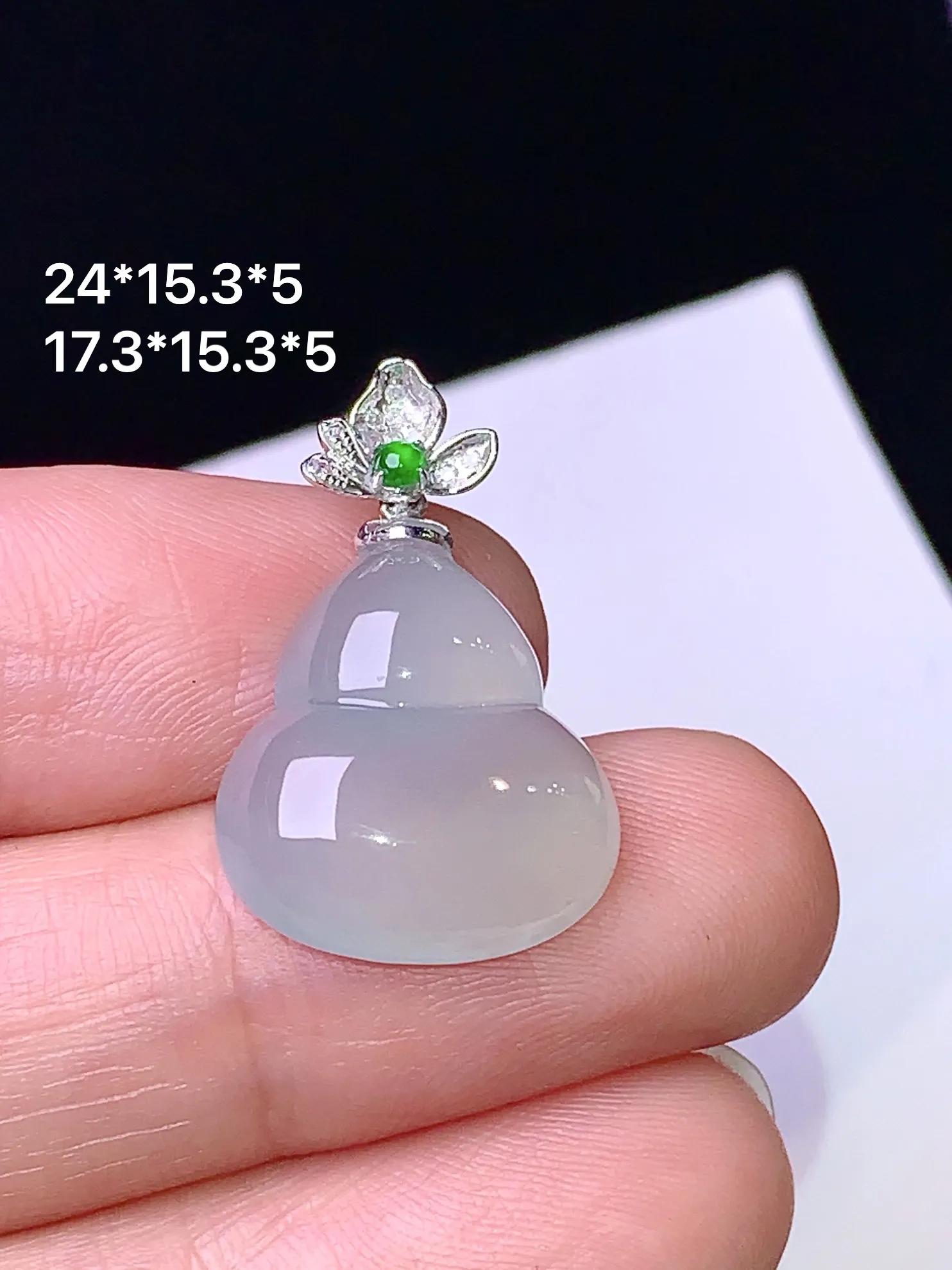 18k金钻镶嵌冰种葫芦吊坠 玉质细腻 色泽清新艳丽 整体尺寸24*15.3*5