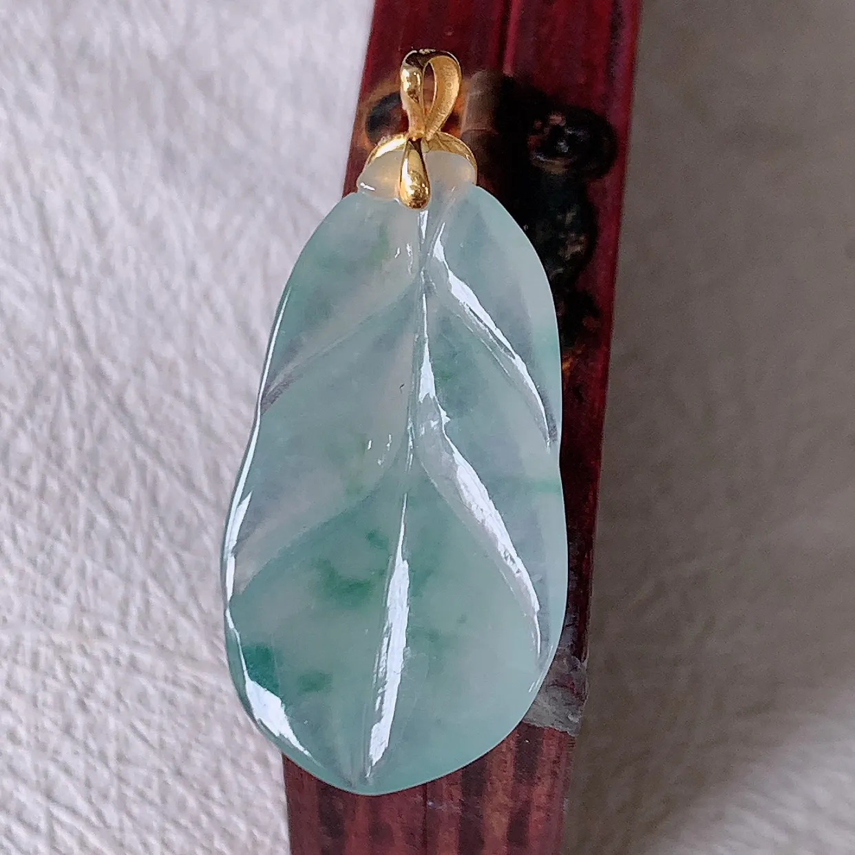 18K金镶嵌冰种飘花翡翠叶子吊坠 ，种水足，色泽清新，工艺精湛，叶子寓意美好；金枝玉叶，事业有成。#12.22