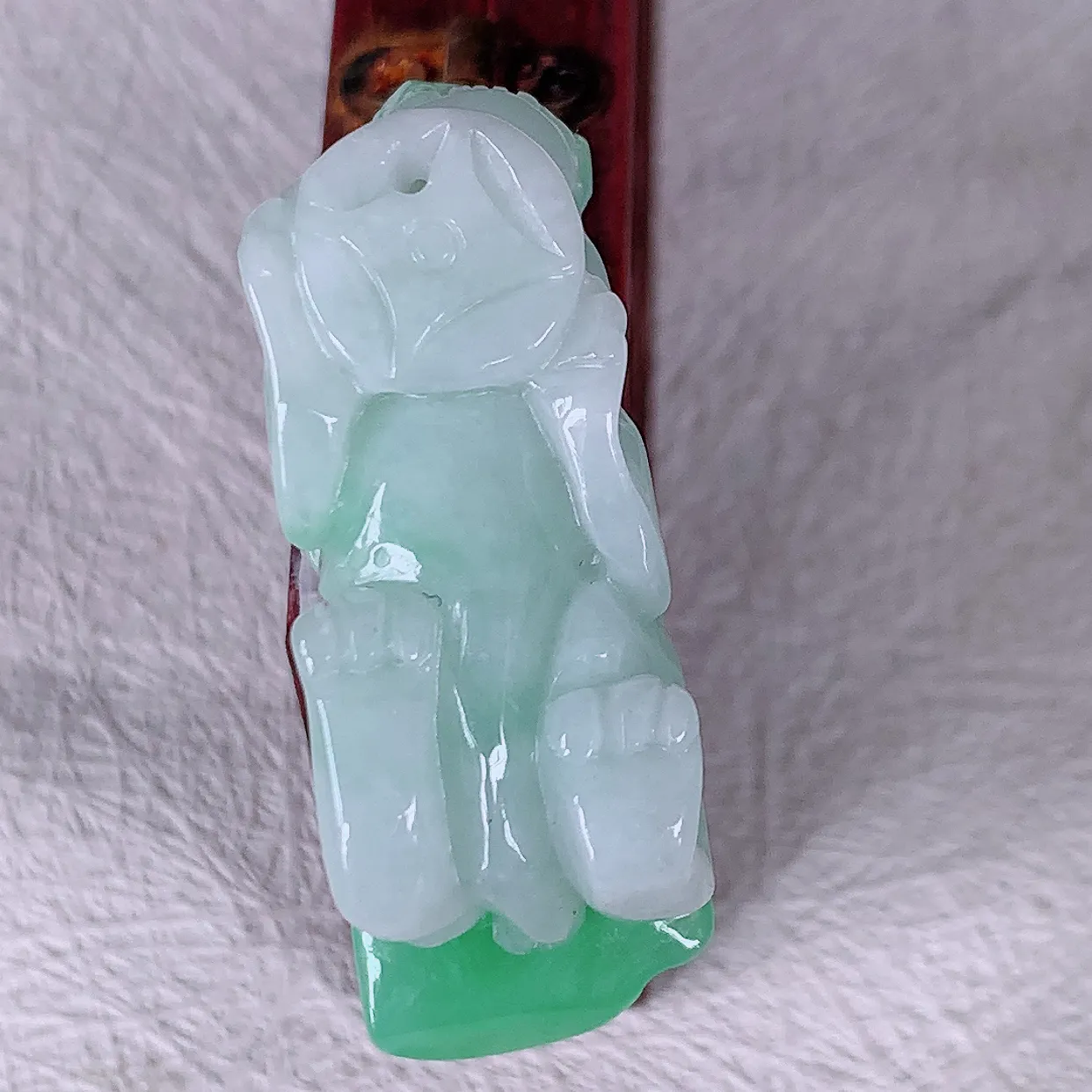 自然光实拍，水润飘绿翡翠招财貔貅吊坠，民间有“一摸貔貅运程旺盛，再摸貔貅财运滚滚，三摸貔貅平步青云 ” 的美好祝愿。#81.19