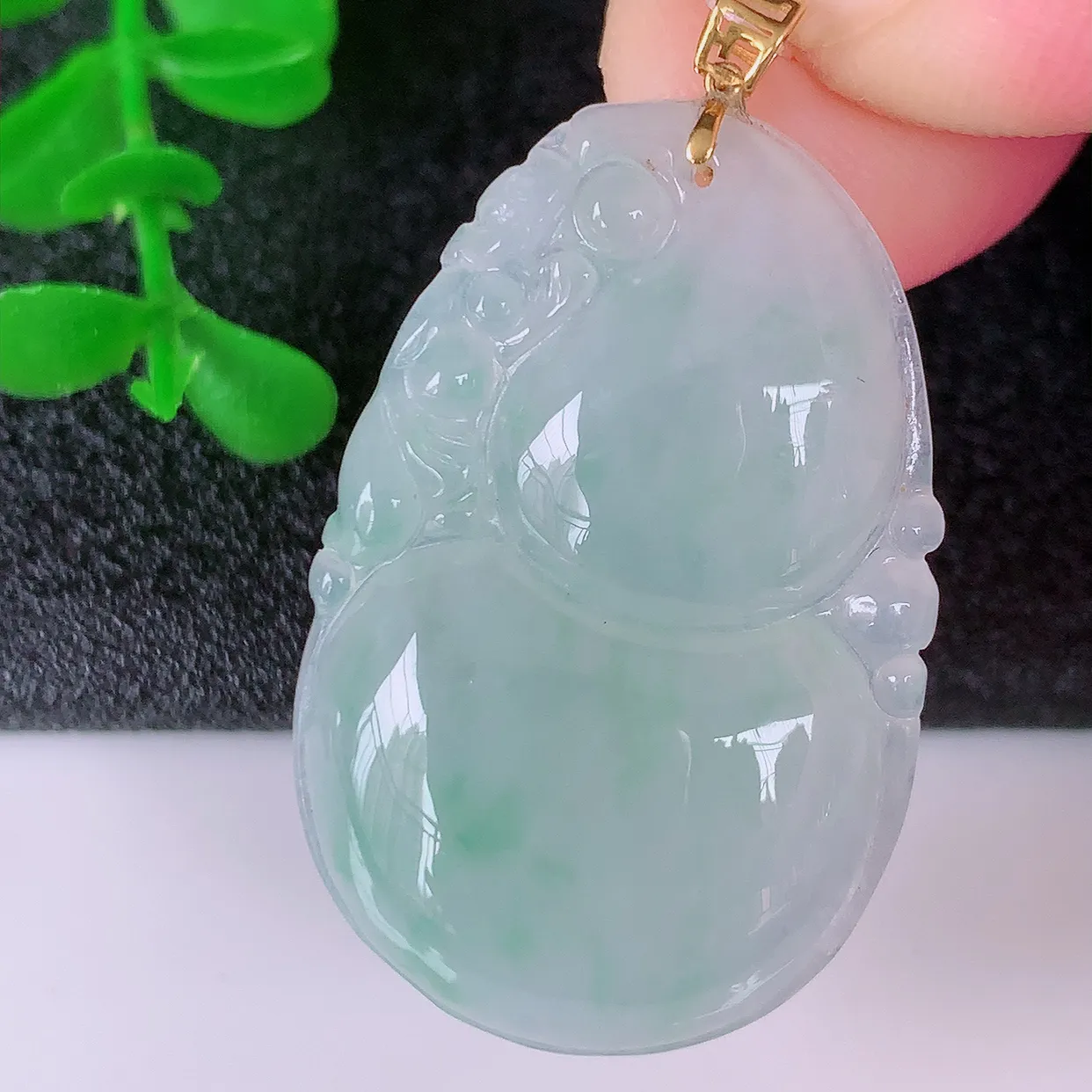 18K金镶嵌冰种飘花翡翠葫芦吊坠，葫芦寓意福禄双全，财源滚滚，佩戴效果优雅迷人！#49.24